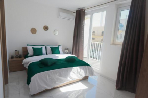 Modern Bedroom with own Bathroom and Balcony Best Area St Julians - 3 mins Seafront - shared common area
